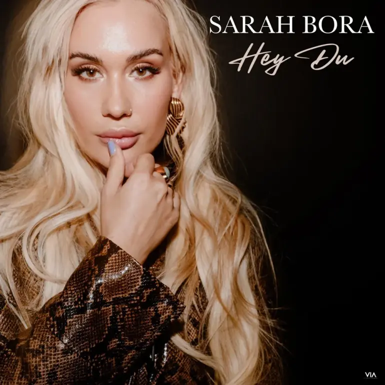 Sarah Bora – Hey Du