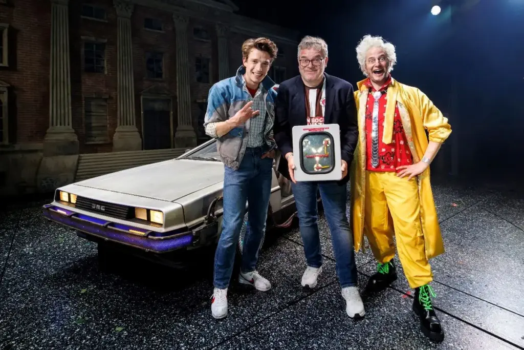 Elton spielt Schulleiter: TV-Moderator übernimmt Gastrolle in ZURÜCK IN DIE ZUKUNFT – Das Musical